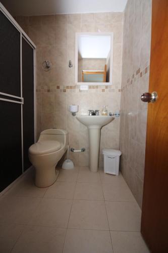 La salle de bains est pourvue de toilettes et d'un lavabo. dans l'établissement Casa El Mangle, à Carthagène des Indes