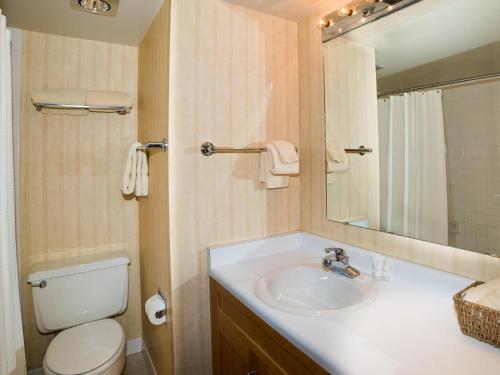 Lift One - Updated Cozy Top Floor Two-bedroom With Mountain View tesisinde bir banyo