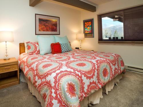 Lift One - Updated Cozy Top Floor Two-bedroom With Mountain View tesisinde bir odada yatak veya yataklar