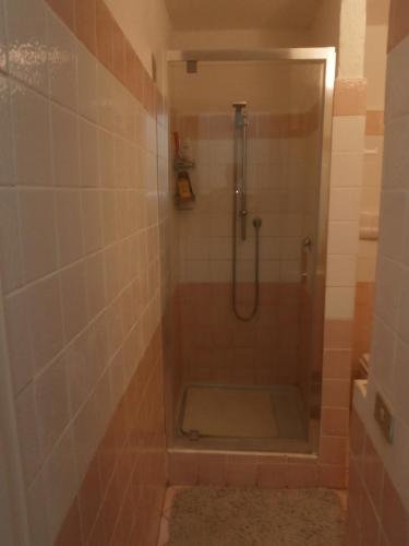 ein Badezimmer mit Dusche mit Glastür in der Unterkunft Lucianasit in Cugnana Verde