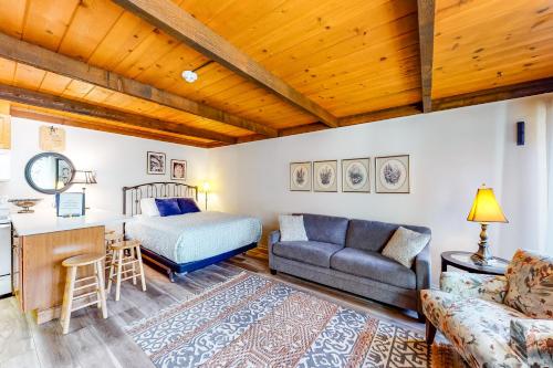ein Schlafzimmer mit einem Bett, einem Sofa und einem Tisch in der Unterkunft Sun Valley Atelier Studio - Serenade in Sun Valley