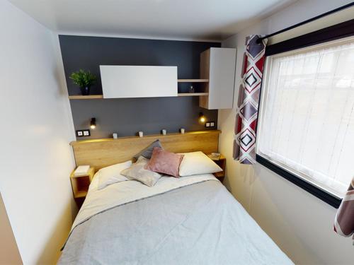 Postel nebo postele na pokoji v ubytování Le Panorama, 3 Ch, 43m2, climatisé, super équipé, draps, linge de maison inclus, terrasse fermable de 18m2