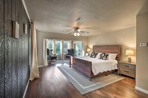 1 dormitorio con 1 cama y ventilador de techo en Beaver Lake Hideaway with Fire Pit by Marina, en Springdale