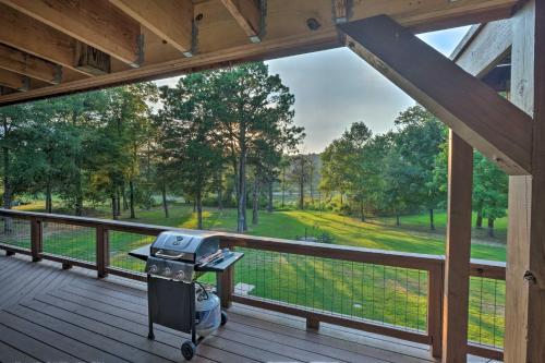 Ein Garten an der Unterkunft Waterfront Beaver Lake Hideaway with Kayaks and More!