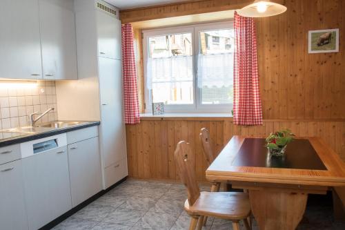 Η κουζίνα ή μικρή κουζίνα στο Casa Curgnun 21 Collenberg - Ferienwohnung 61m2 für max. 4 Pers.