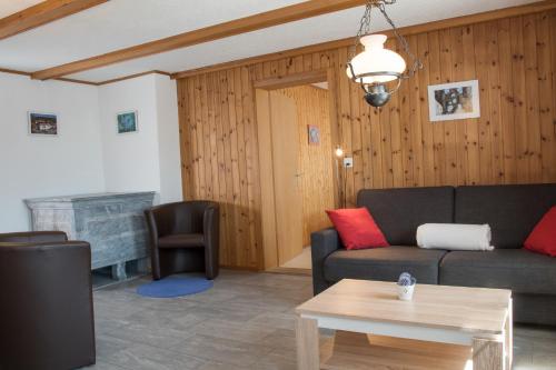 Χώρος καθιστικού στο Casa Curgnun 21 Collenberg - Ferienwohnung 61m2 für max. 4 Pers.