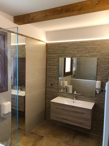 a bathroom with a sink and a mirror at La Mañica in La Vilueña