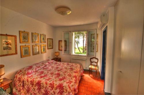 1 dormitorio con cama y ventana en La Casa Del Pescatore B&B, en Portovenere