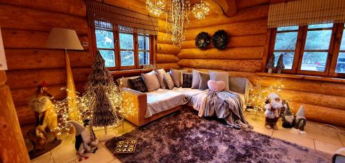 una sala de estar con un columpio en una cabaña de madera en Sunset House, en Ulmale