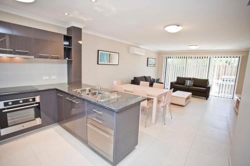 Dapur atau dapur kecil di Stonewood Villas