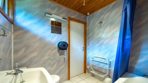 2 bedroom lodge sleeps 4 loch and mountain view tesisinde bir banyo