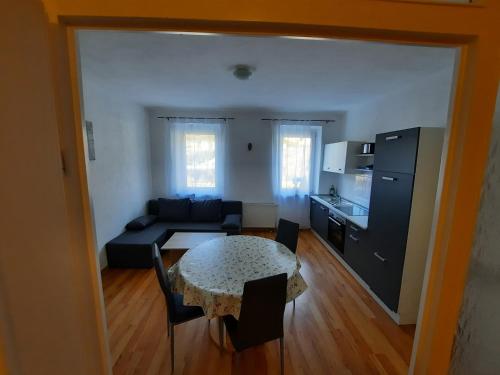 uma cozinha e uma sala de estar com uma mesa e um sofá em Apartment Wildbad em Bad Wildbad