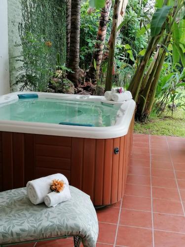 a jacuzzi tub in a garden with towels at Casa de Luz in Guadalajara