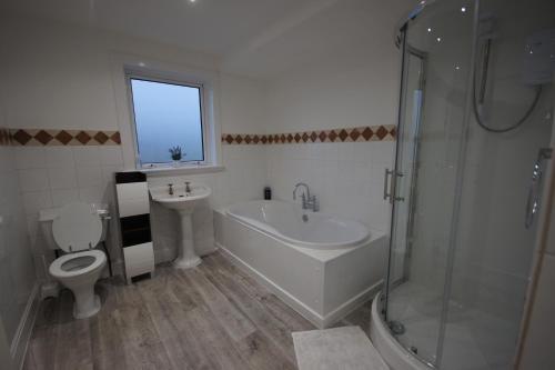 Ένα μπάνιο στο Loch Lomond Riverside Apartment