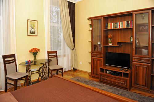 un soggiorno con televisore e un centro di intrattenimento di 3х комнатная уютная квартира в центре Львова a Lviv