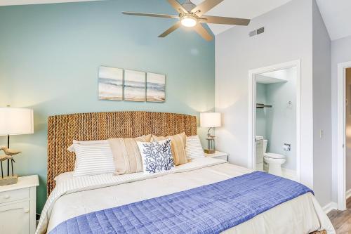 - une chambre avec un lit et un ventilateur de plafond dans l'établissement Tanglewood, à Île de Hilton-Head