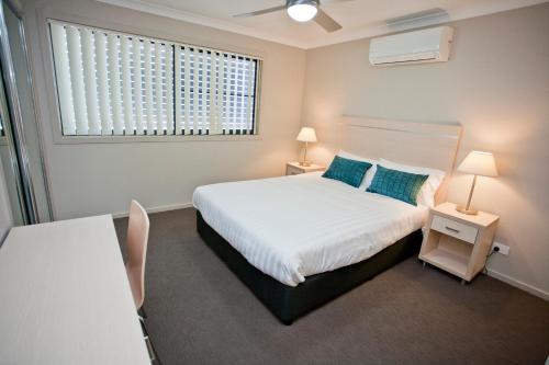 a bedroom with a large bed and a window at Stonewood Villas in Chinchilla