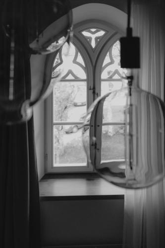 a window with a bottle sitting on a window sill at DAS STEIN in Amerang