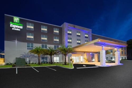 a hotel with a parking lot in front of it at Holiday Inn Express & Suites - Deland South by IHG in DeLand