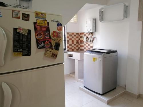 uma pequena cozinha com um frigorífico e um balcão em Apartamento completo medellin em Medellín