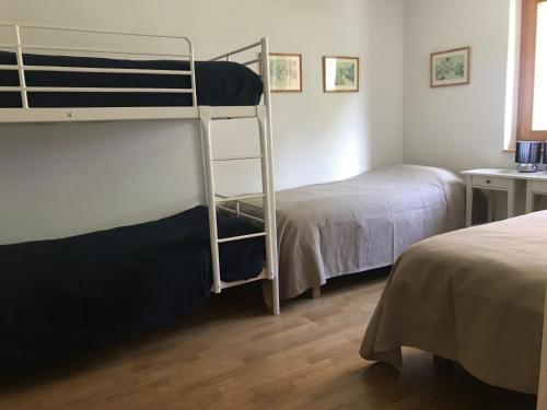 Двухъярусная кровать или двухъярусные кровати в номере Perce Neige SUBLIME & VIEW apartments by Alpvision Résidences