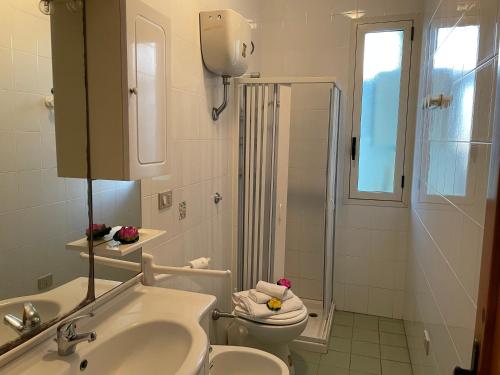 y baño con lavabo, aseo y ducha. en Baia Verde Apartment, en Baia Verde