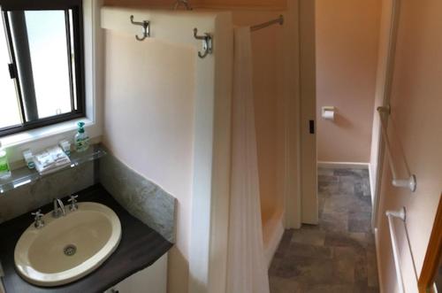 A bathroom at Stawell Holiday Cottages
