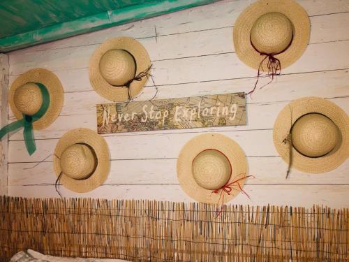 eine Gruppe von Strohhüten, die an einer Wand hängen in der Unterkunft Independent Studio in Little Havana - 4V in Miami