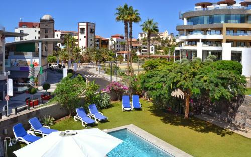 Bazén v ubytovaní Deluxe Villa with private pool El Duque by Vapagó Tenerife alebo v jeho blízkosti