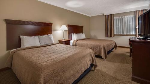 Un pat sau paturi într-o cameră la Best Western Plus Ahtanum Inn
