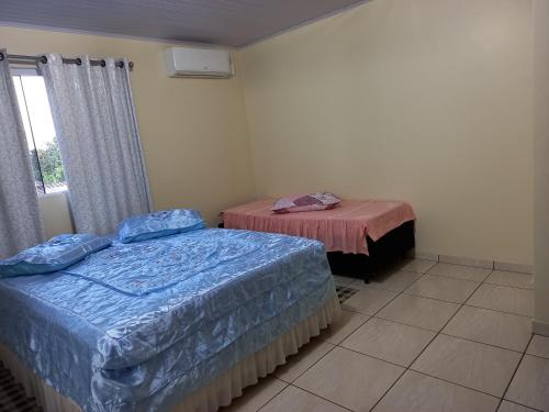 Giường trong phòng chung tại Sobrado 02 quartos próx. Hotel Recanto Cataratas