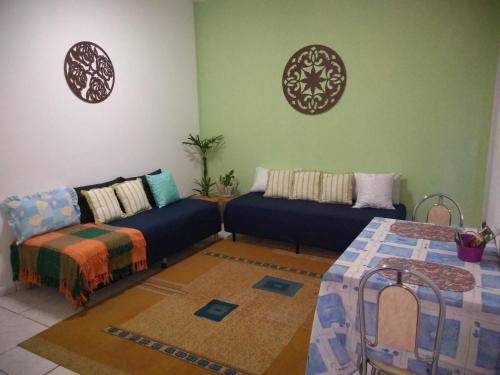 sala de estar con sofá y cama en Casa e suíte Recanto Zen, en Santo Antônio do Pinhal