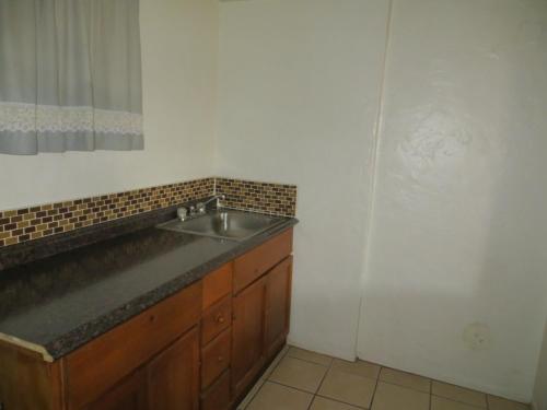 uma cozinha com um lavatório e uma bancada em El Trovatore Motel em Kingman