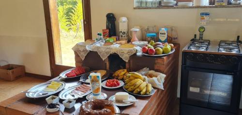 a kitchen with plates of fruit on a counter at Chalé na Montanha in Cunha