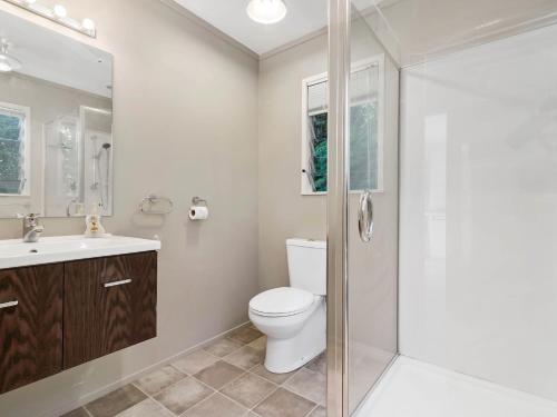 La salle de bains est pourvue d'une douche et de toilettes. dans l'établissement Family Fun at The Lake - Lake Tarawera Home, à Lake Tarawera