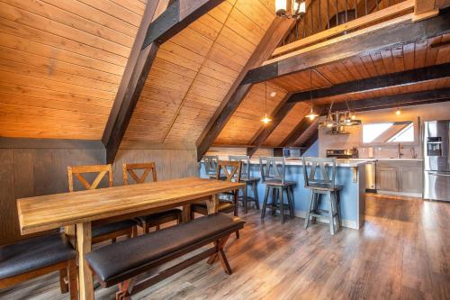 uma sala de jantar com uma longa mesa de madeira e cadeiras em Wanderlust Inn em Ocean Shores