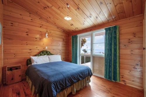 Кровать или кровати в номере Lakefront Lodge - Kuratau Holiday Home