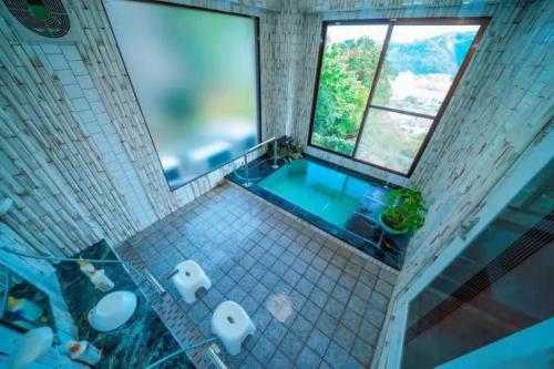 an overhead view of a bathroom with a blue tub at Shiki no Sai in Mongawa