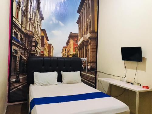 Tempat tidur dalam kamar di The One Hotel Gorontalo Mitra RedDoorz