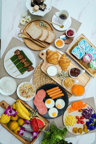 een tafel vol ontbijtproducten, eieren en brood bij Worachat Boutique Hotel in Phetchabun