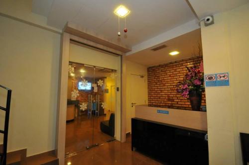 Una televisión o centro de entretenimiento en U Design Hotel Temerloh