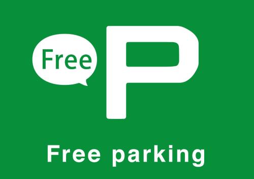 a green sign that says free parking with a speech bubble at Hotel Benkyo Beya Amagasaki in Amagasaki