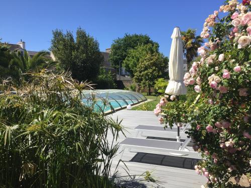 Piscina en o cerca de La Glycinière Chambres d'Hôtes