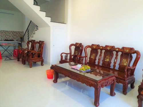 a group of chairs and a table in a room at Minh Kim Guesthouse in Ấp Phó