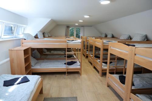een slaapzaal met stapelbedden bij Rejteki Kutatóház in Bükkszentkereszt