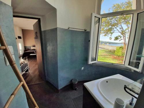 Phòng tắm tại Villa Les Terrasses à Tamaris vue mer exceptionnelle de chaque chambre, plage en bas du domaine