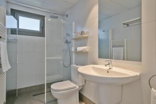 Vonios kambarys apgyvendinimo įstaigoje Apartamentos Castellmar