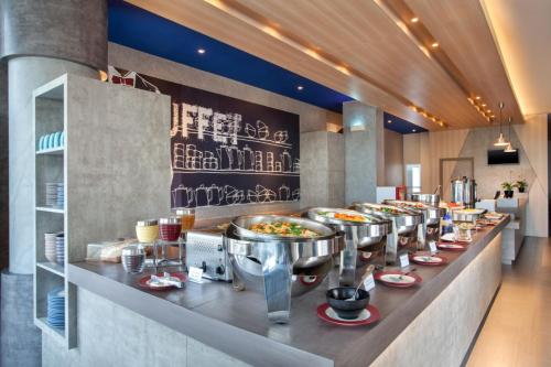 um buffet com tigelas de comida num restaurante em MD 7 Hotel Cirebon em Cirebon