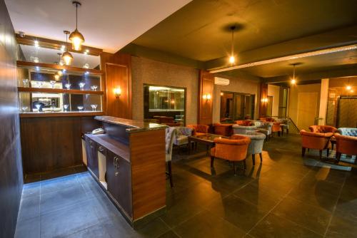 Posezení v ubytování juSTa Palampur Resort & Convention Centre