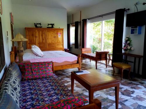 uma sala de estar com uma cama e um sofá em homestay568 Branch 2 em Muang Suang